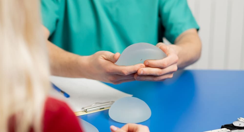 Cómo elegir implantes de senos según tu estilo de vida y objetivos estéticos