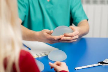 Cómo elegir implantes de senos según tu estilo de vida y objetivos estéticos