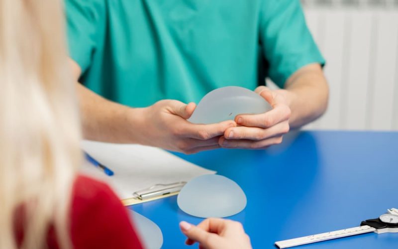 Cómo elegir implantes de senos según tu estilo de vida y objetivos estéticos